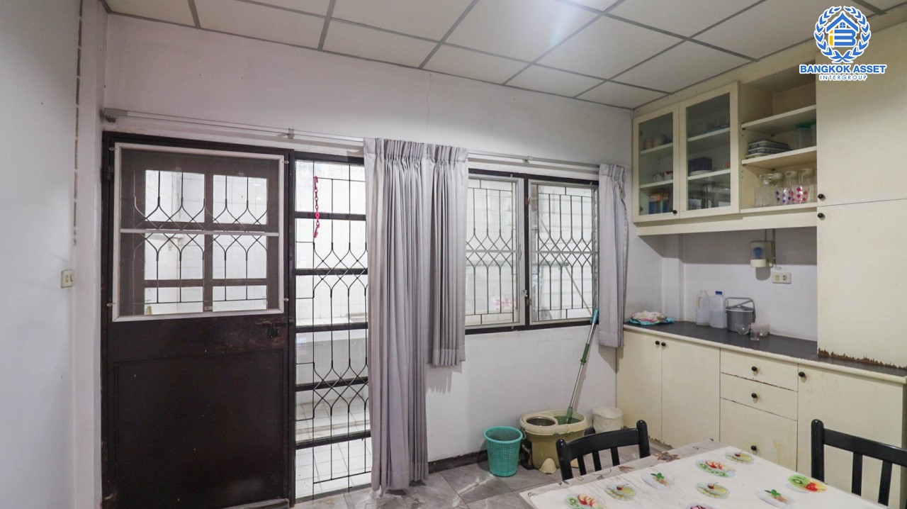 *****ทาวน์เฮ้าส์มือสอง ม.เกตุนุติการ์เด้น ลาดพร้าว เนื้อที่ 17 ตร.ว. ฟังก์ชัน 2 ห้องนอน 2 ห้องน้ำ จอดรถได้ 1 คัน โปร่งกว้าง พร้อมอยู่! ทำเลใจกลางเมือง เชื่อมต่อทั้งถนนลาดพร้าว, ถนนนาคนิวาส, ถนนประเสริฐมนูกิจ ใกล้ทางด่วนรามอินทรา เดินทางสะดวกสบาย ด้วยรถไฟฟ้าสายสีน้ำตาล "สถานีโรงเรียนสตรีวิทยา2"